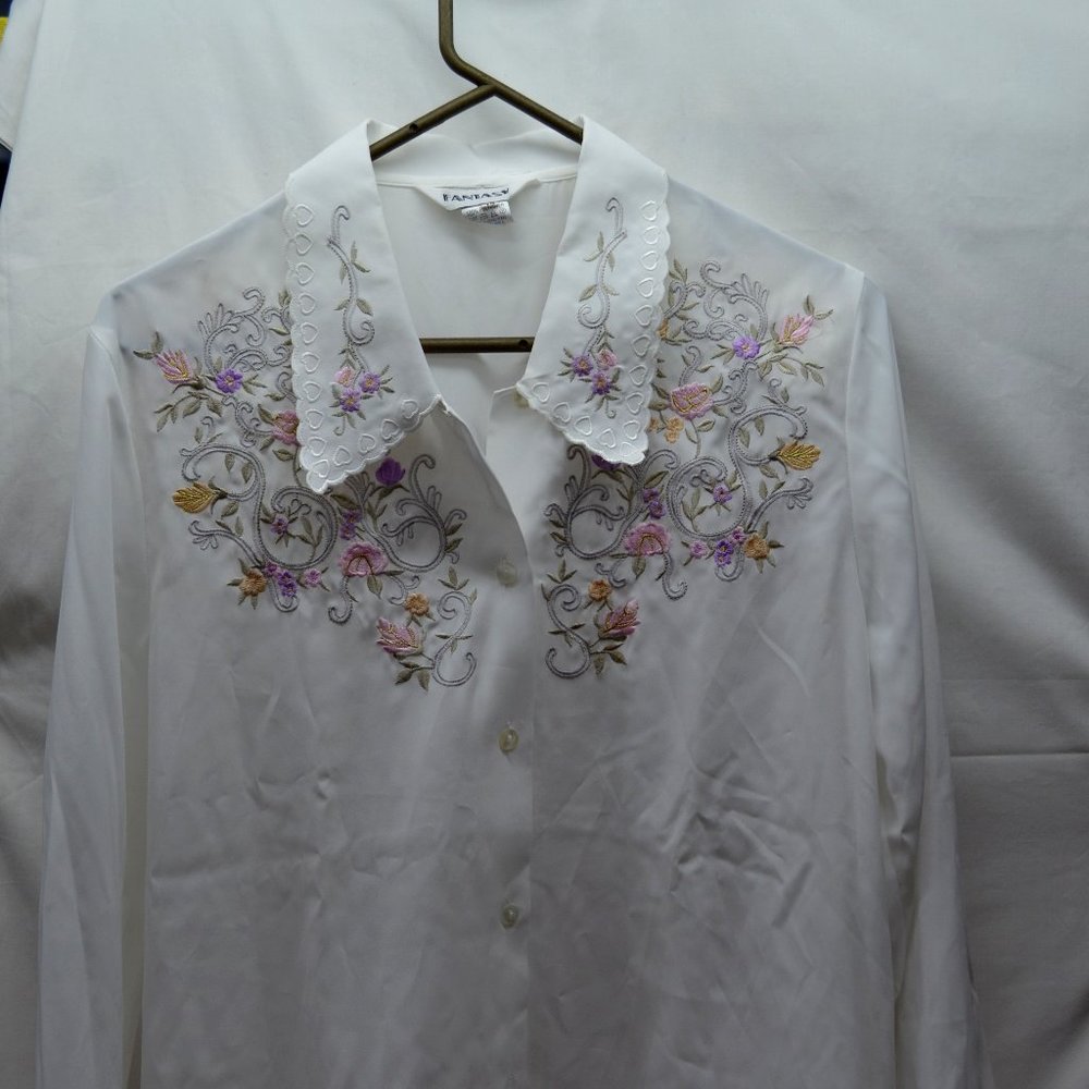 Vintage women’s Fantasy White button Embroidered Flower Shirt Blouse Size large